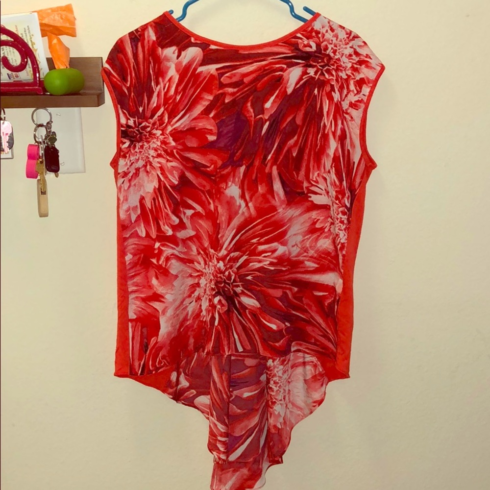 Super cute floral top!